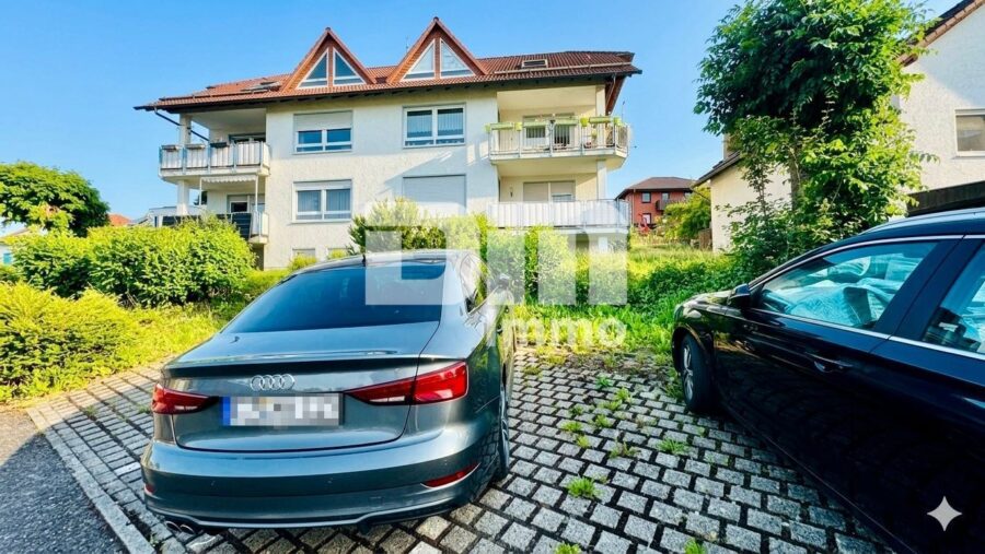 Hochwertig sanierte, ebenerdige Dreizimmerwohnung im EG mit Loggia + PKW-Stellplatz - KFZ Stellplatz Sondernutzung